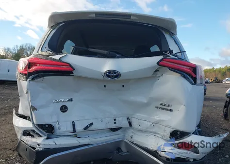 2017 Toyota Rav4 Hybrid Xle z USA, uszkodzony, nr VIN JTMRJREV7HD112098